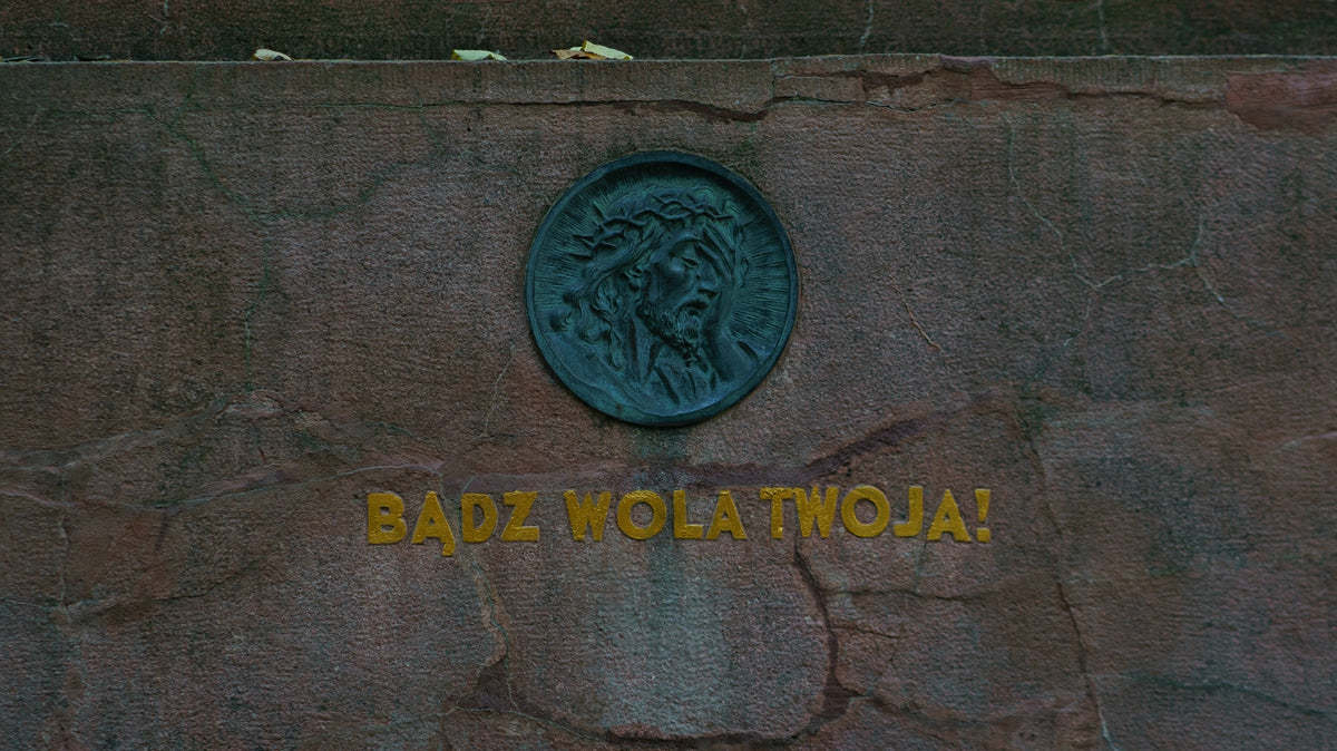 a plaque on the side of a building that says badz wolatnoja