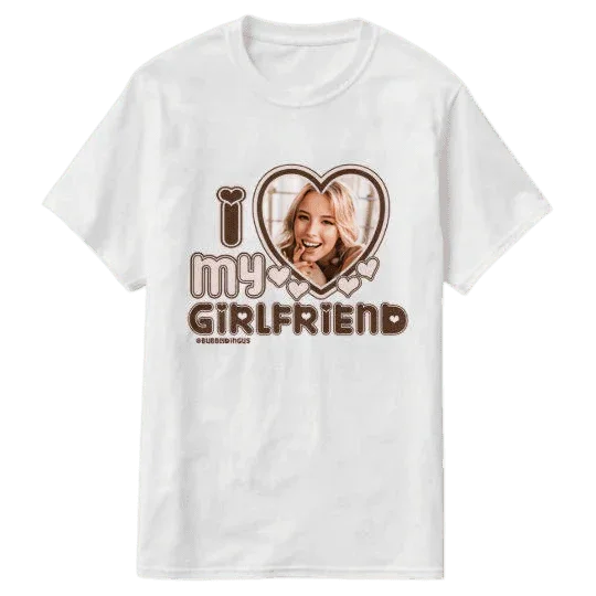 Biała koszulka z napisem 'I love my girlfriend' i sercem z Twoim zdjęciem – idealny personalizowany prezent