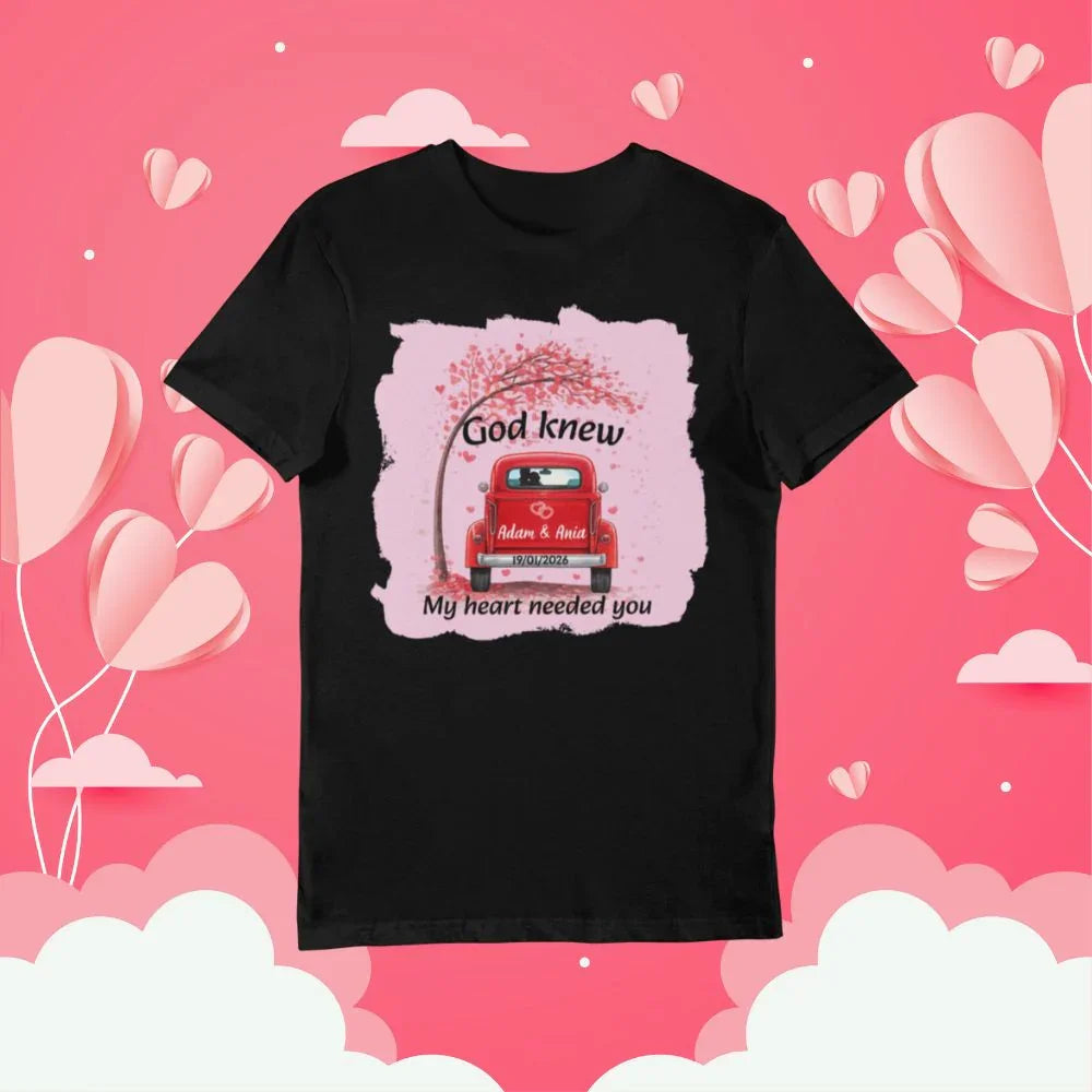 Personalizowany t-shirt z czerwonym samochodem, sercami i napisem 'God knew My heart needed you' – idealny prezent na walentynki lub rocznicę.