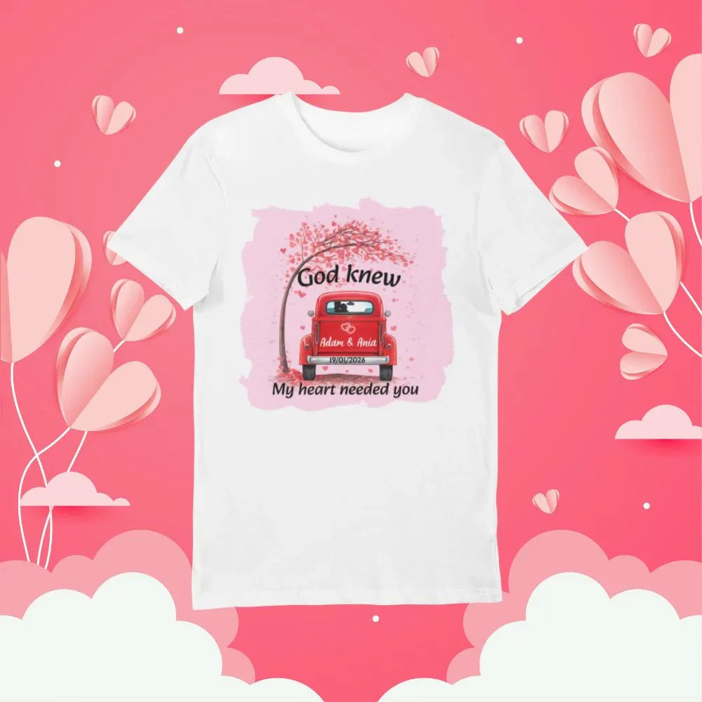 Personalizowany t-shirt z czerwonym samochodem, imionami Adam & Ania i datą 19/01/2026 na różowym tle z sercami
