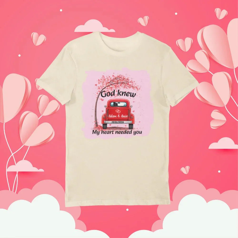 Personalizowany t-shirt z czerwonym samochodem, imionami Adam & Ania i datą 19/01/2026 na różowym tle z sercami