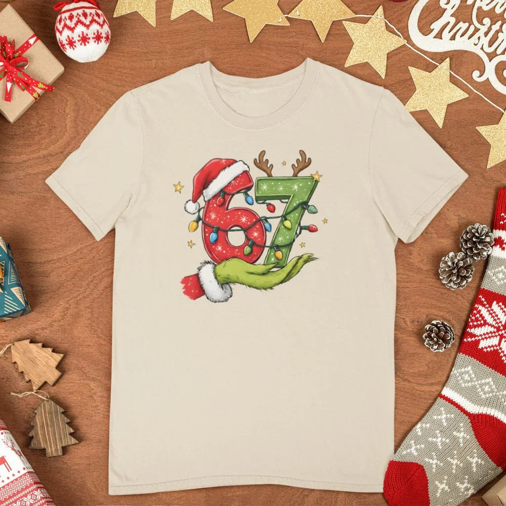 Personalizowany t-shirt świąteczny z liczbą 67, reniferem i choinką, idealny prezent na urodziny