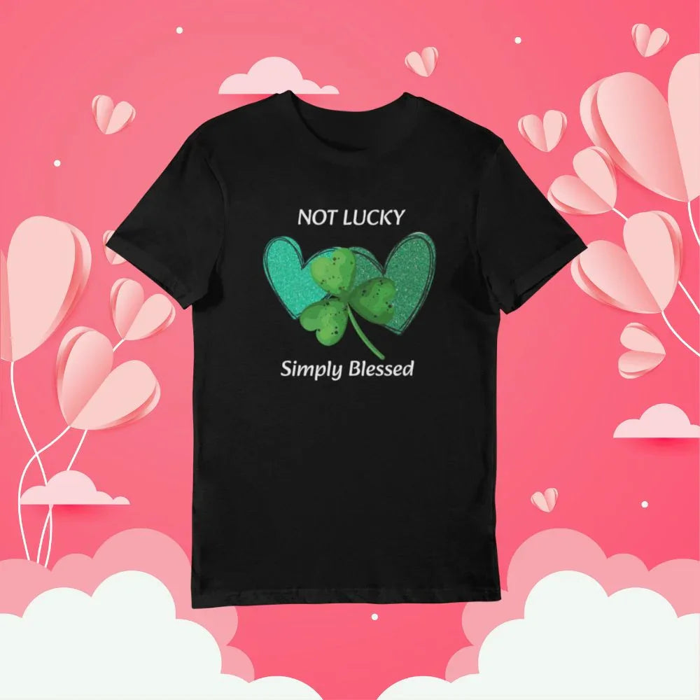 Czarny t-shirt z napisem 'NOT LUCKY Simply Blessed' i zielonym koniczyną w sercu, idealny prezent personalizowany