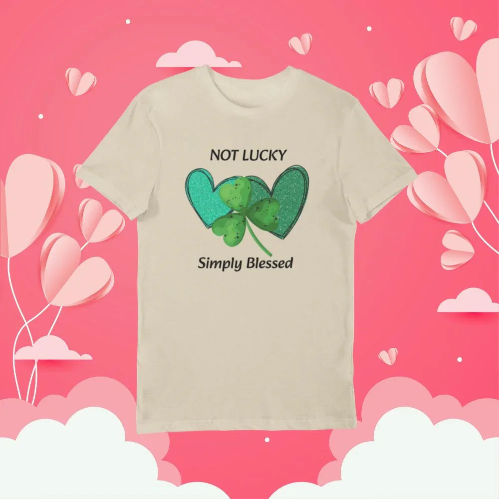 Beżowy t-shirt z napisem 'NOT LUCKY Simply Blessed' i zielonym koniczyną w sercu, idealny prezent personalizowany