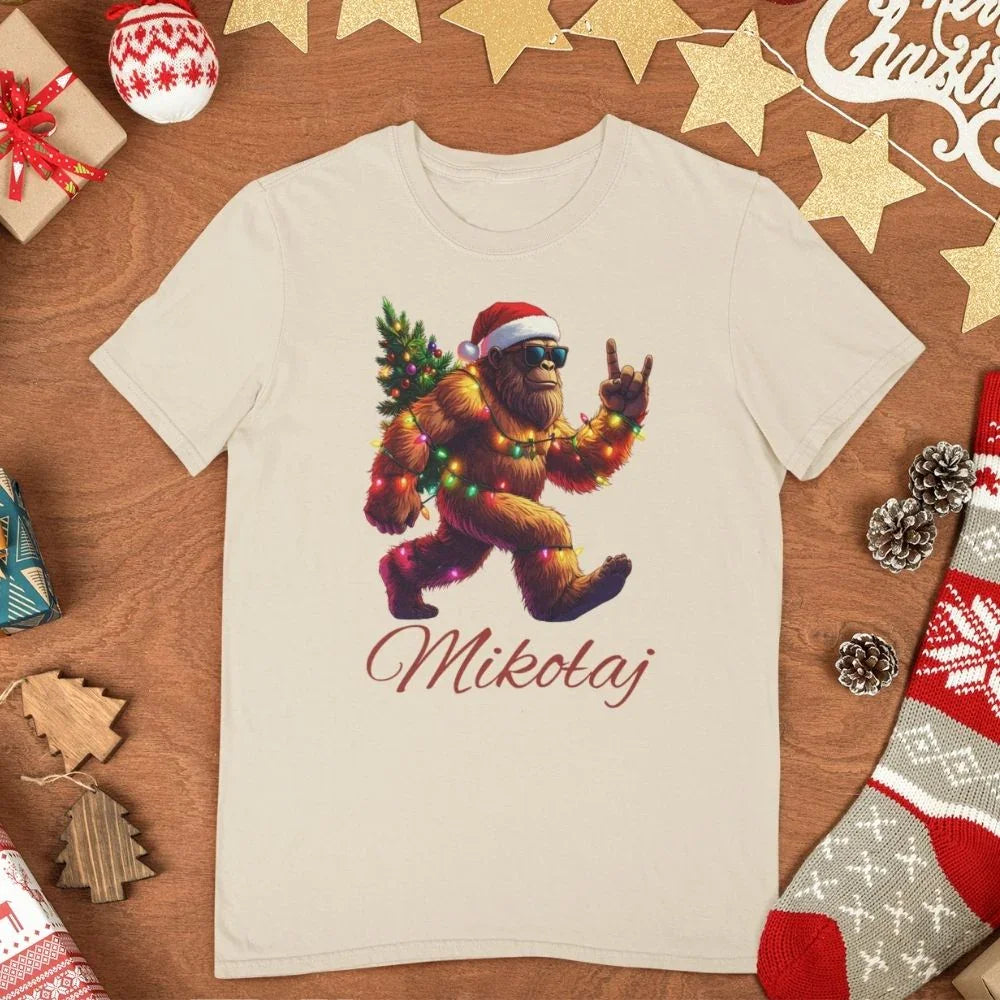 Personalizowany t-shirt świąteczny z Bigfootem w czapce Mikołaja i imieniem Mikołaj, idealny prezent na Boże Narodzenie