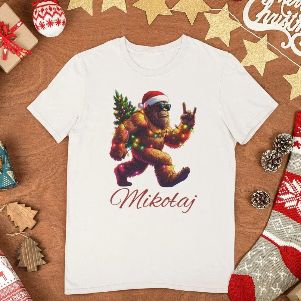 Personalizowany t-shirt świąteczny z Bigfootem w czapce mikołajowej i imieniem Mikołaj