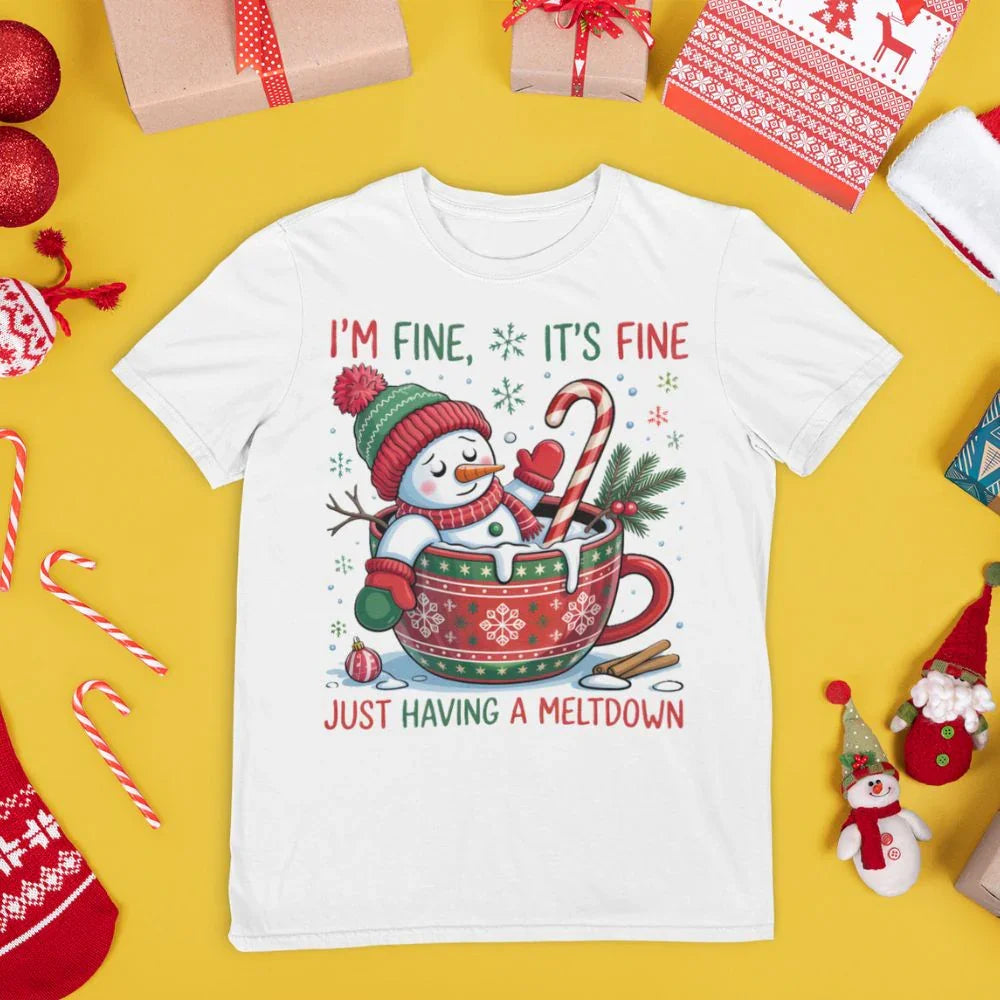 Biały t-shirt z śnieżnym motywem, idealny prezent świąteczny z napisem 'I'm Fine, It's Fine'