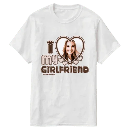 Biały t-shirt z personalizowanym nadrukiem 'I love my girlfriend' i zdjęciem w sercu – idealny prezent dla ukochanej