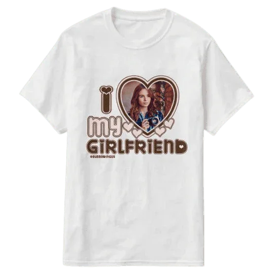 Biały t-shirt z napisem 'I love my girlfriend' i sercem z zdjęciem – idealny prezent personalizowany dla ukochanej