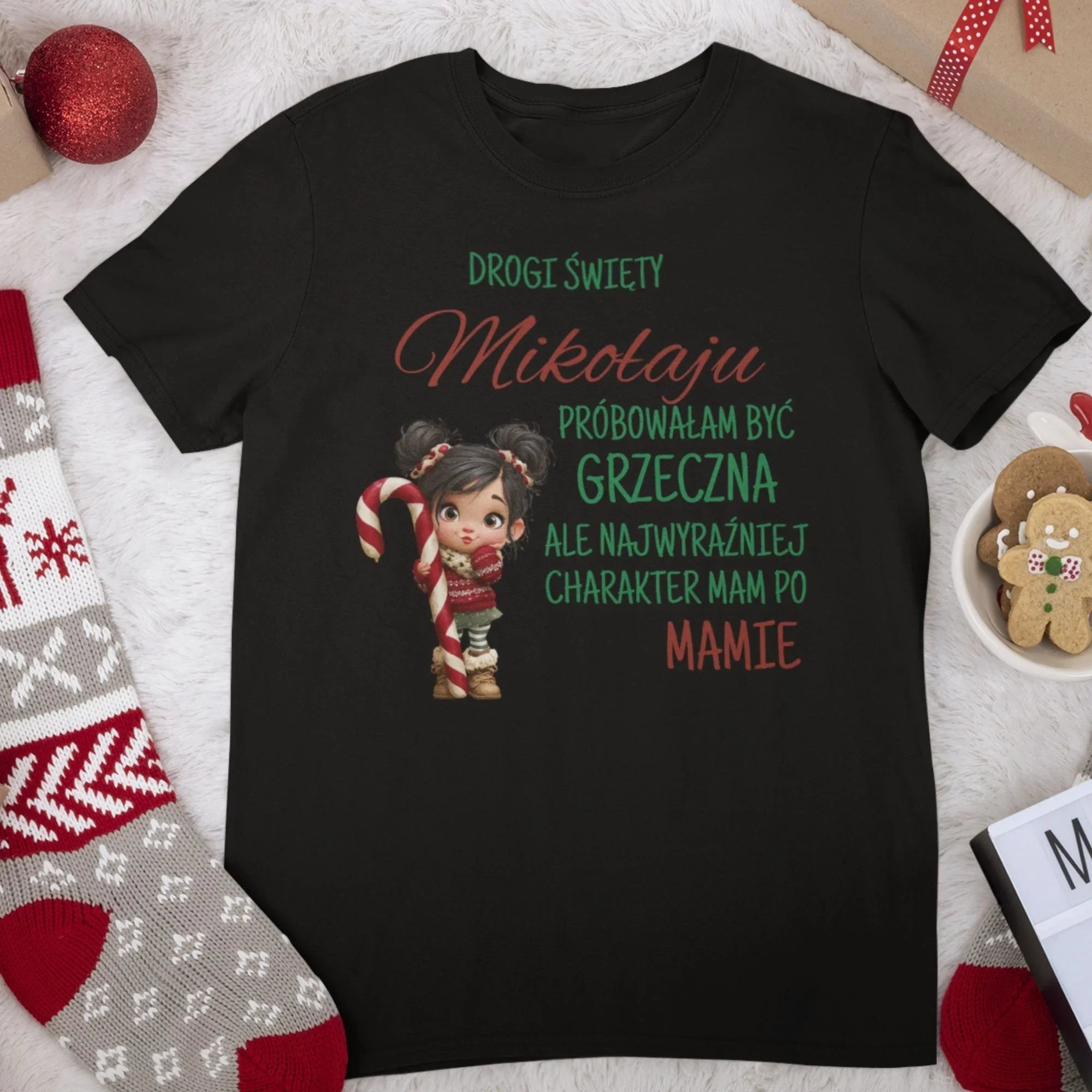 Czarny t-shirt świąteczny z napisem 'Drogi Święty Mikołaju' i postacią dziewczynki z laską cukrową, idealny prezent dla mamy