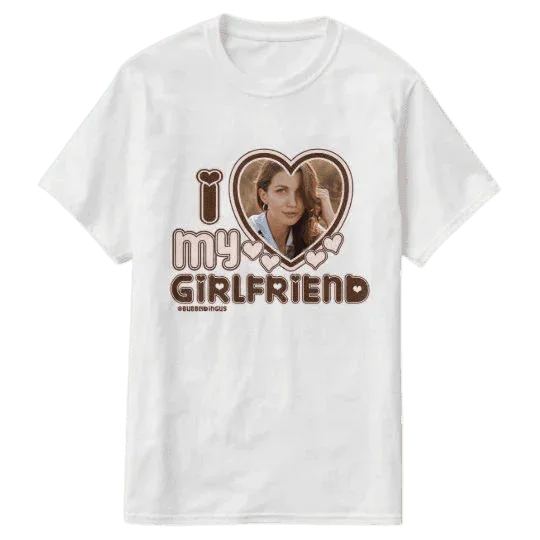 Personalizowany t-shirt z napisem 'I love my girlfriend' i zdjęciem w sercu – idealny prezent dla ukochanej