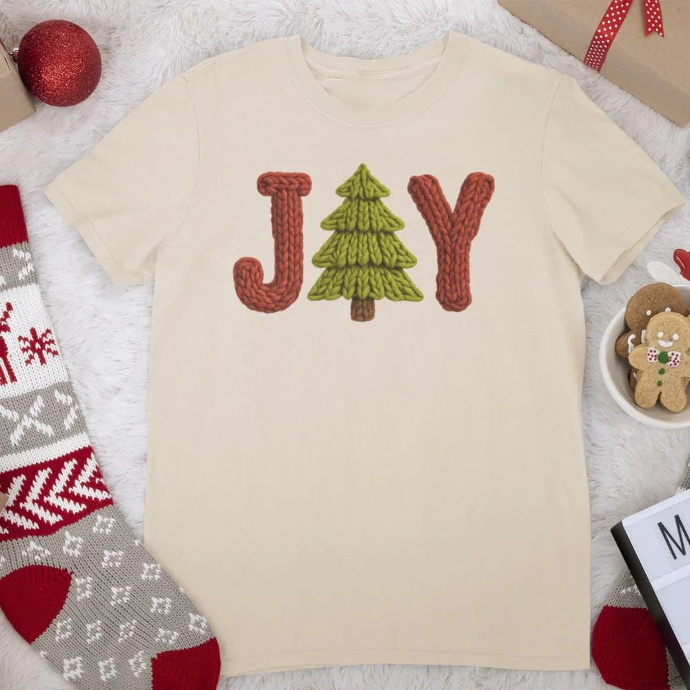 Beżowy t-shirt z napisem JOY w stylu dzianinowym i choinką, idealny prezent świąteczny