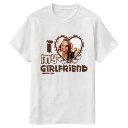 Biała koszulka z napisem 'I love my girlfriend' i sercem z zdjęciem – idealny personalizowany prezent dla ukochanej