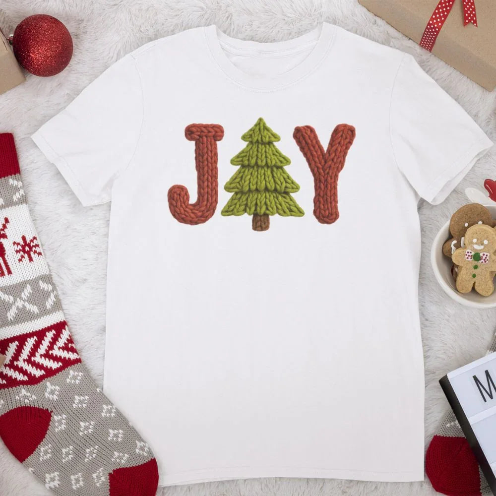 Biała koszulka z napisem JOY i choinką w stylu dzianinowym, idealna jako personalizowany prezent świąteczny