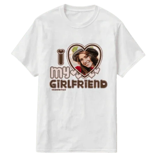Biała koszulka z napisem 'I love my girlfriend' i sercem z zdjęciem – idealny prezent personalizowany dla ukochanej