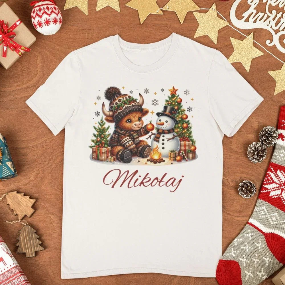 Personalizowany t-shirt świąteczny z imieniem Mikołaj, bizonem i bałwanem, idealny prezent na Boże Narodzenie