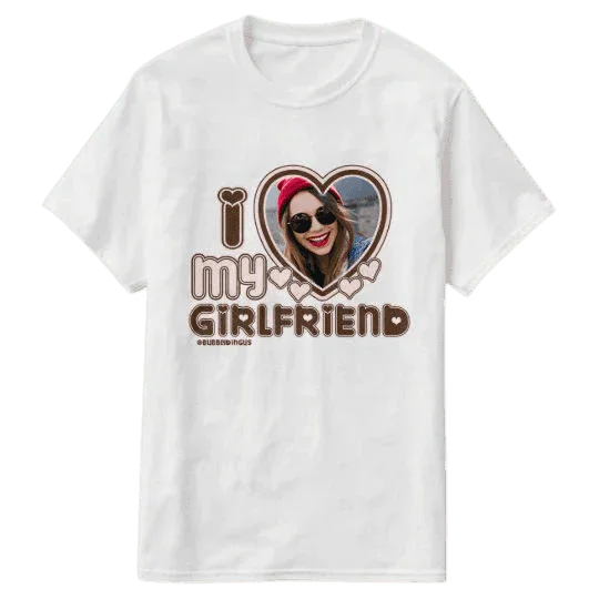 Biała koszulka z napisem 'I ❤️ my GIRLFRIEND' i sercem z zdjęciem – idealny prezent personalizowany dla ukochanej