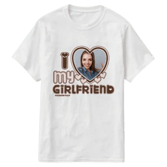 Biały t-shirt z personalizowanym nadrukiem 'I love my girlfriend' i zdjęciem w sercu – idealny prezent dla ukochanej