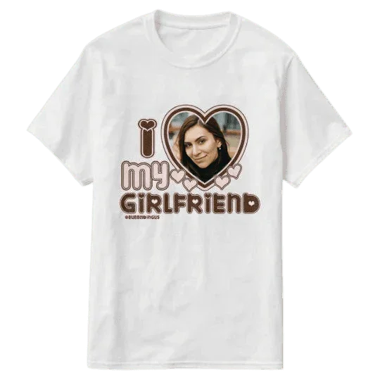 Biała koszulka z napisem 'I love my girlfriend' i sercem z zdjęciem – idealny personalizowany prezent dla ukochanej