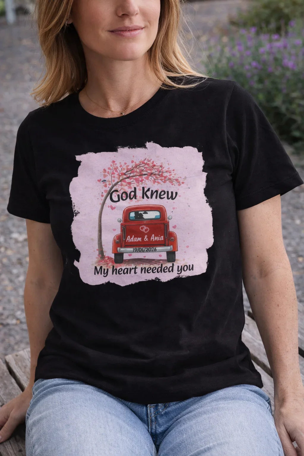 Personalizowany t-shirt z czerwonym samochodem, imionami Adam & Ania i datą 19/01/2026 – idealny prezent