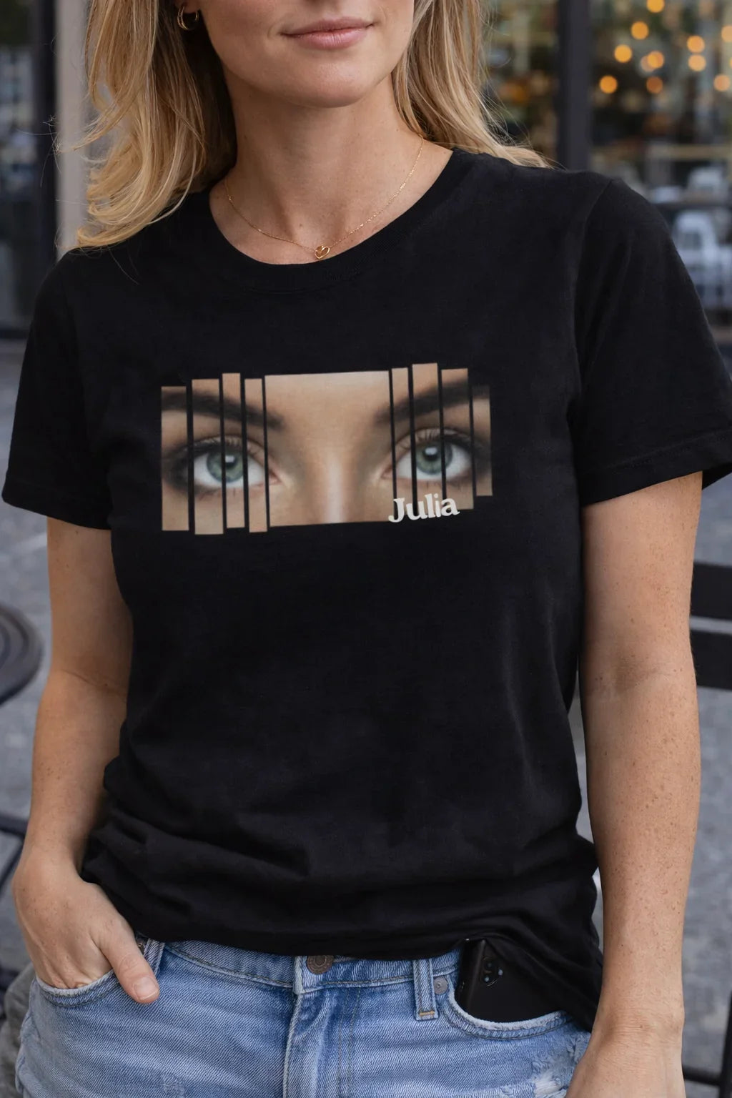 Czarny personalizowany t-shirt z imieniem Julia i grafiką oczu, idealny prezent dla bliskiej osoby