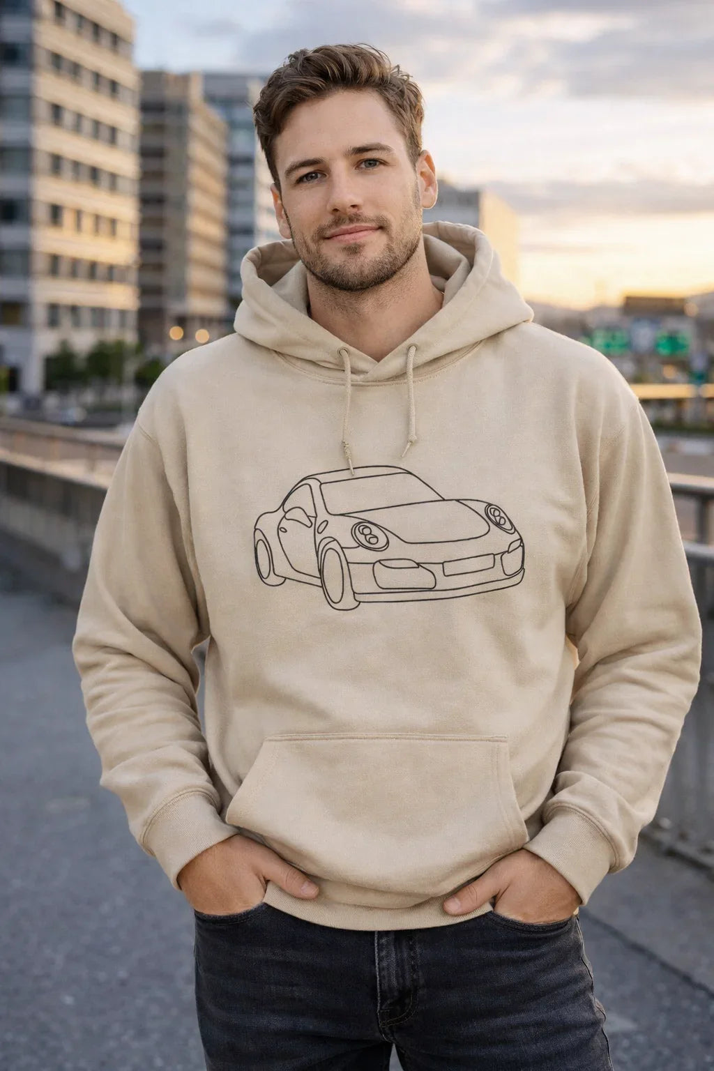 Beżowy bluza z kapturem z nadrukiem samochodu, idealny personalizowany prezent dla miłośnika aut
