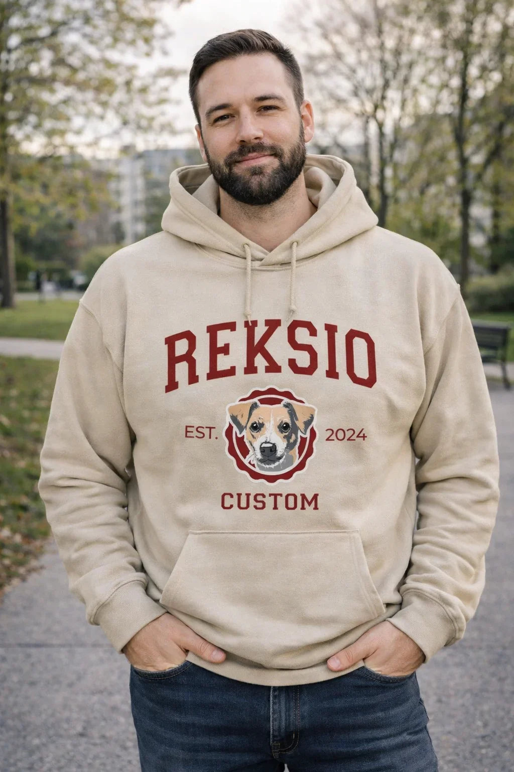 Personalizowany sweter z nadrukiem psa i napisem REKSIO, idealny prezent dla miłośnika zwierząt
