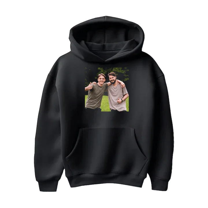 Czarna bluza z nadrukiem personalizowanym z zdjęciem dwóch mężczyzn – idealny prezent dla bliskich