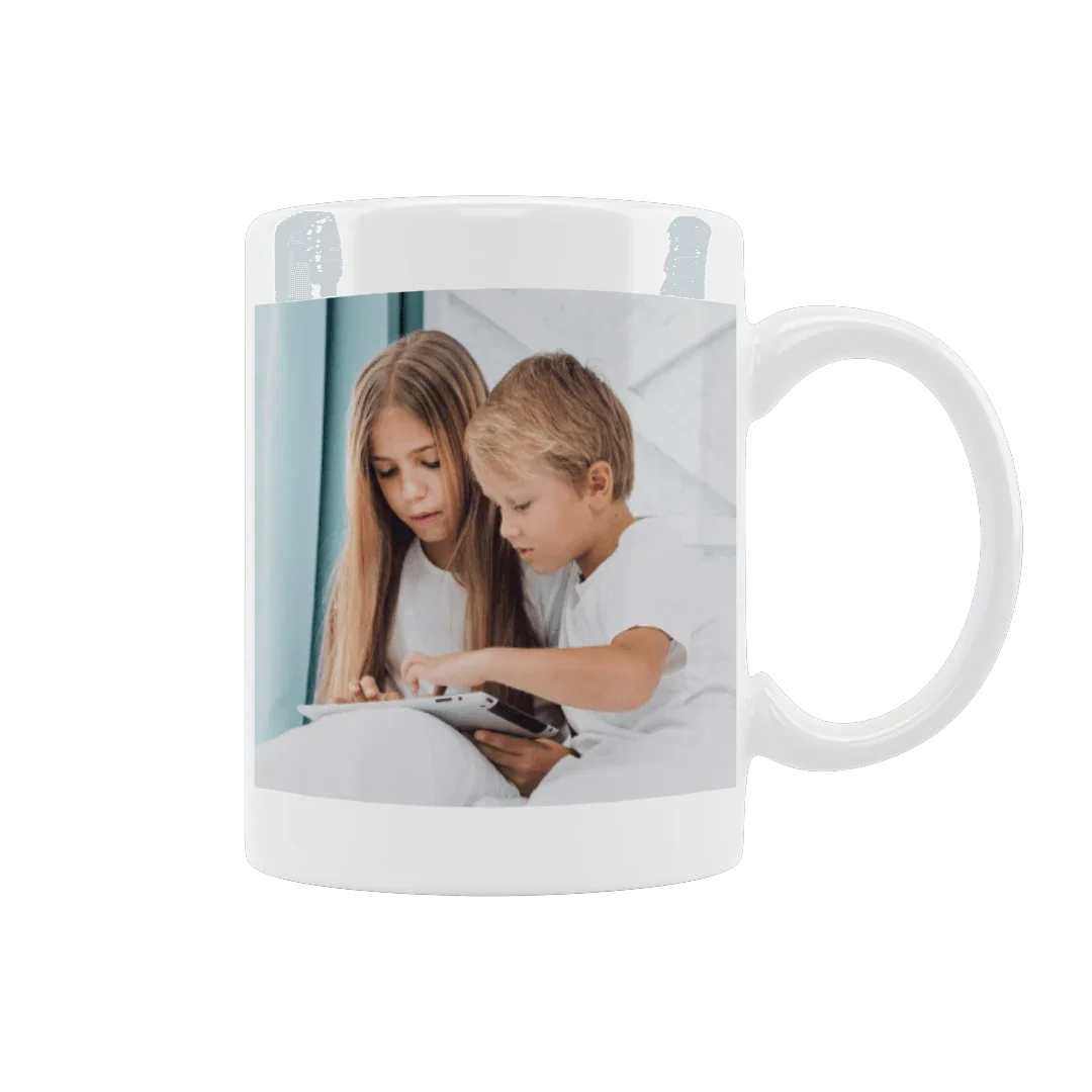 Personalizowany kubek z zdjęciem dzieci bawiących się tabletem, idealny prezent dla bliskich
