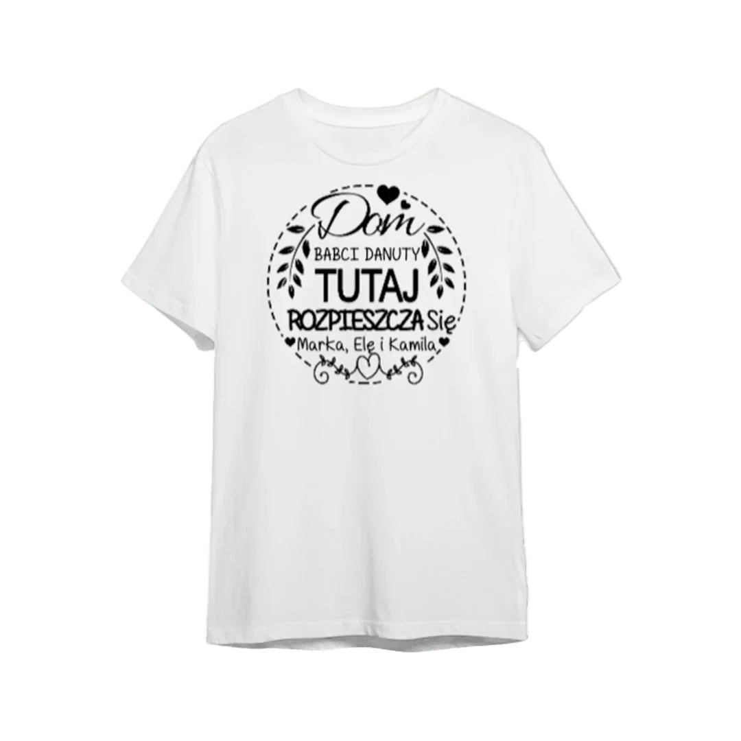 Personalizowany biały t-shirt z napisem 'Dom, gdzie babci danuty tutaj rozpieszcza się' i imionami