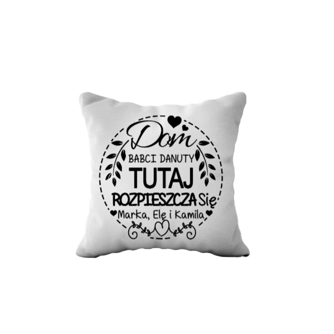 Personalizowana Poduszka - Dom Babci IMIĘ, tutaj rozpieszcza się IMIONA - Mejkmi - Personalizowane Prezenty Dla Twoich Bliskich!