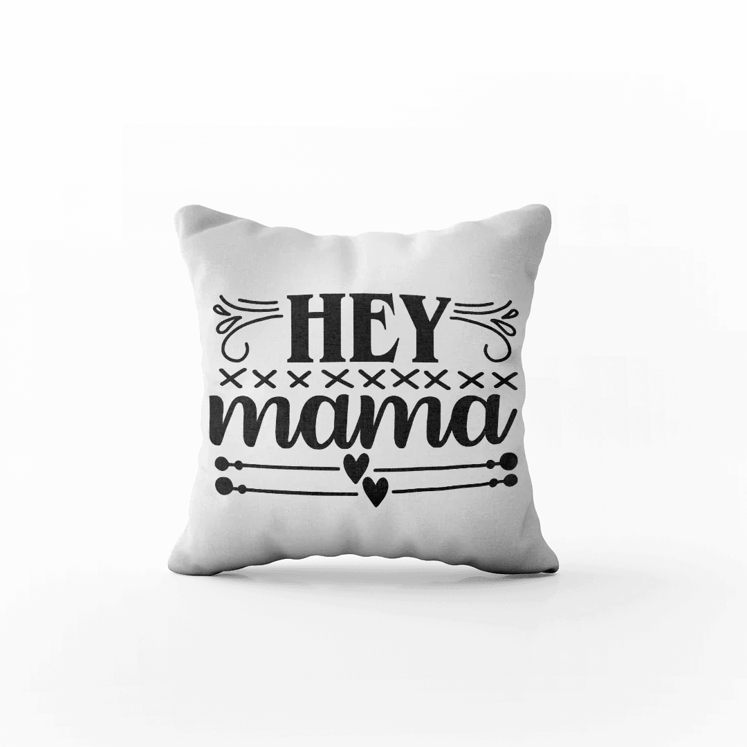 Biała poduszka z napisem 'HEY mama' i serduszkami – idealny personalizowany prezent dla mamy