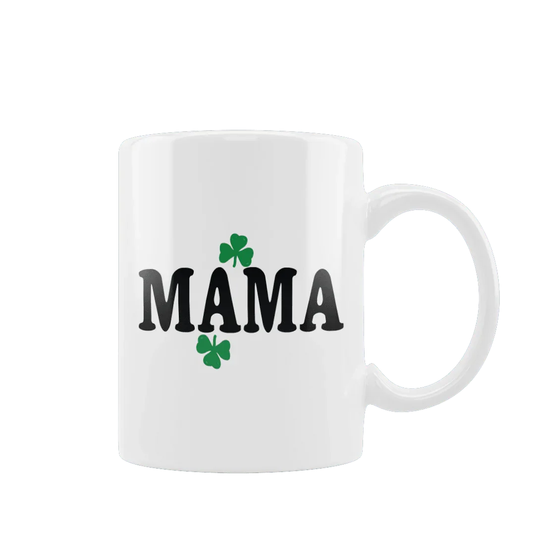 Biała filiżanka z napisem MAMA i zielonymi koniczynami, idealny personalizowany prezent dla mamy.