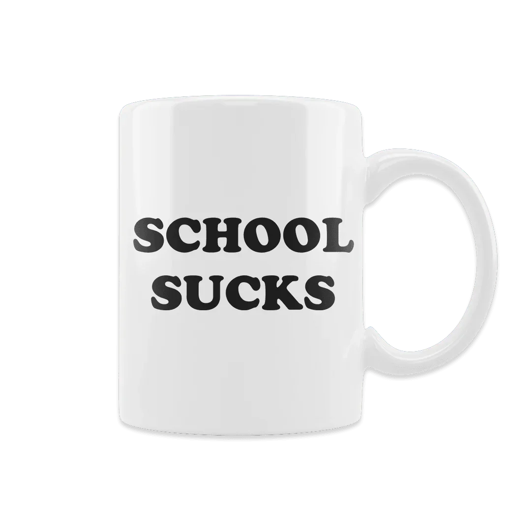 Biała filiżanka z napisem SCHOOL SUCKS, idealna jako personalizowany prezent na każdą okazję