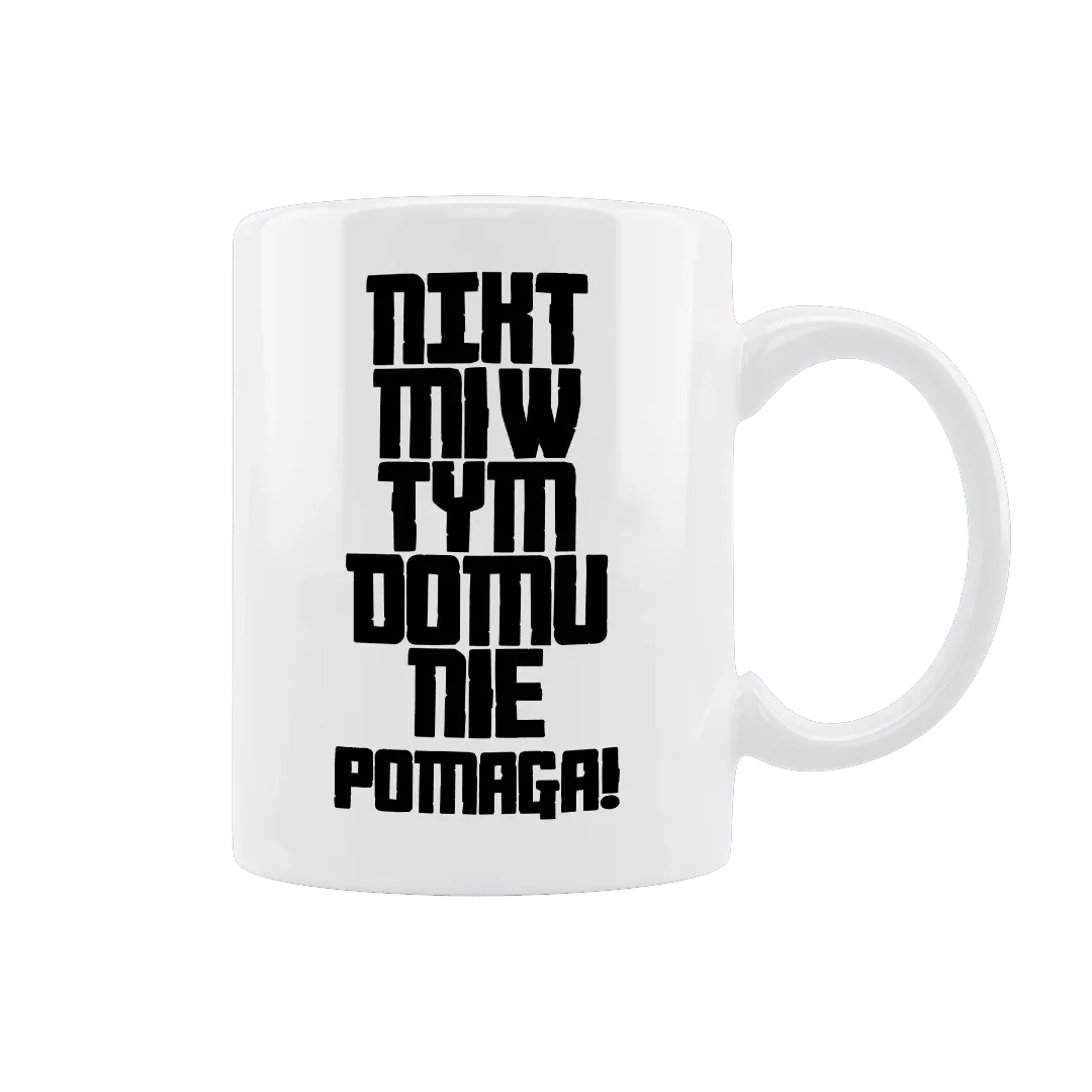 Biała filiżanka z napisem 'Nikt mi w tym domu nie pomaga!' – idealny prezent personalizowany