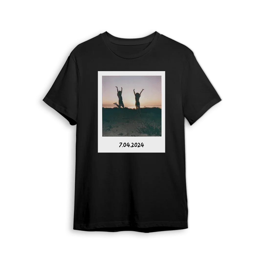 Czarny t-shirt z personalizowanym zdjęciem i datą 7.04.2024, idealny prezent na każdą okazję