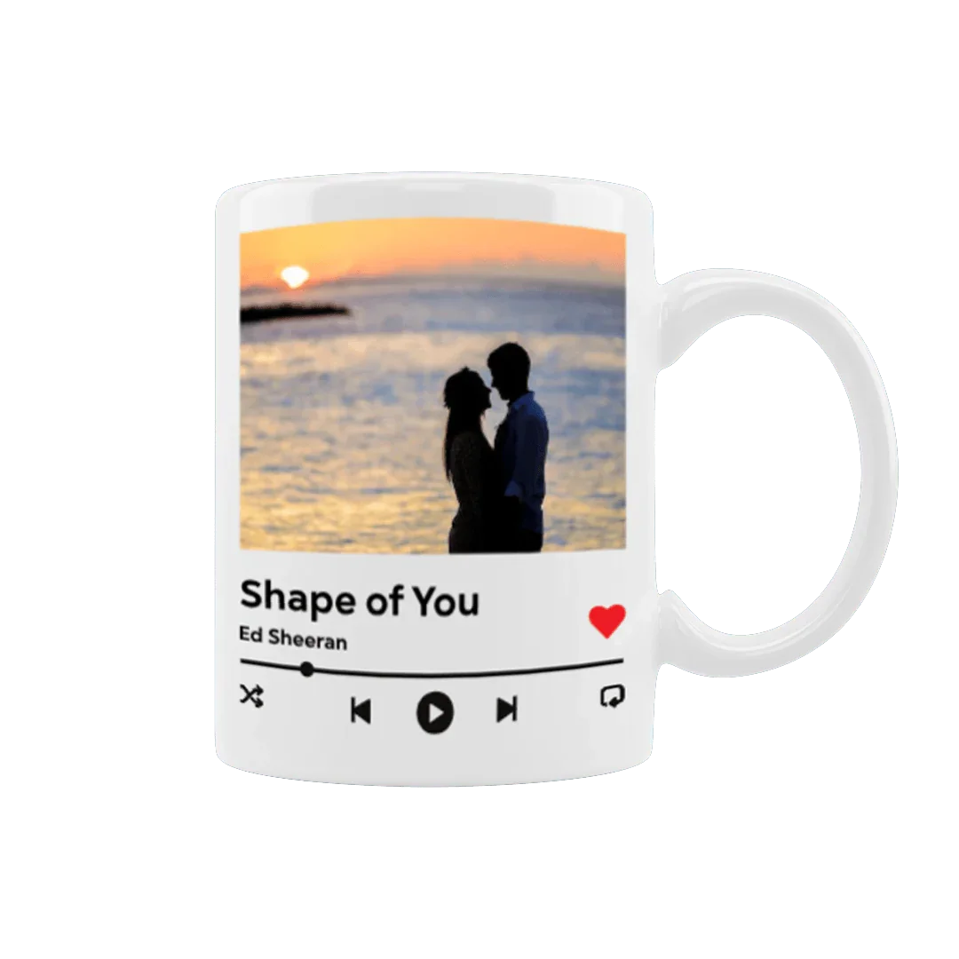 Personalizowany kubek z parą na zachodzie słońca i piosenką Shape of You, idealny prezent dla bliskiej osoby