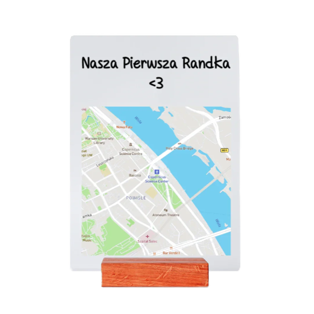 Personalizowany prezent z mapą Warszawy i napisem 'Nasza Pierwsza Randka <3' na drewnianym podstawce