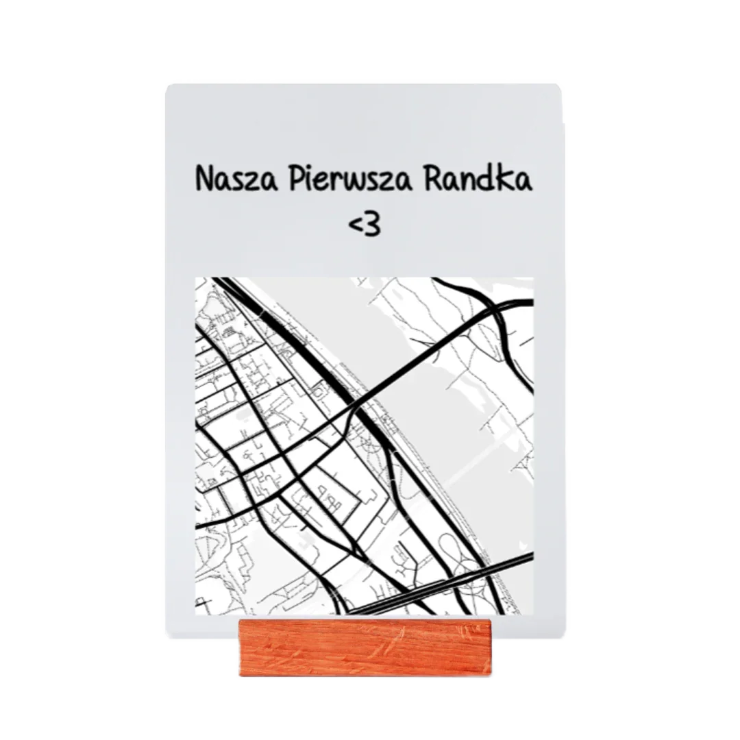 Personalizowany prezent z mapą i napisem 'Nasza Pierwsza Randka <3' na drewnianym stojaku