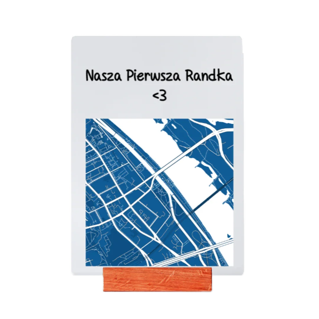 Personalizowany prezent z mapą miejską i napisem 'Nasza Pierwsza Randka <3' na drewnianym stojaku