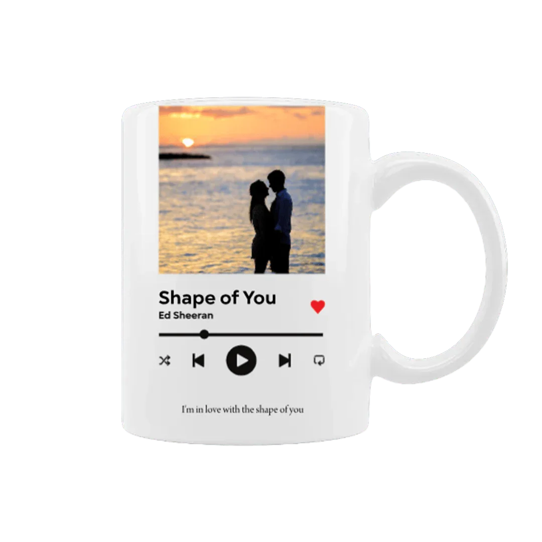 Personalizowany kubek z piosenką Shape of You i sylwetką pary na zachodzie słońca, idealny prezent dla bliskiej osoby