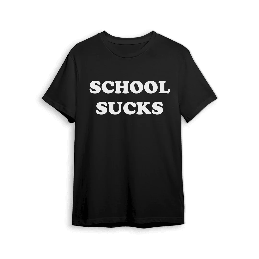Czarna koszulka z napisem SCHOOL SUCKS, idealny prezent personalizowany dla ucznia lub nastolatka