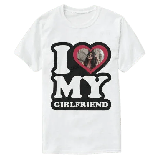 Biały t-shirt z napisem I ❤️ MY GIRLFRIEND i Twoim zdjęciem – idealny prezent personalizowany dla ukochanej