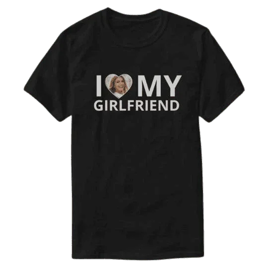 Czarny t-shirt z napisem I ❤️ MY GIRLFRIEND i zdjęciem w sercu – idealny personalizowany prezent dla ukochanej