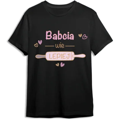 Czarny t-shirt z napisem 'Babcia wie lepiej' i różowymi serduszkami – idealny personalizowany prezent