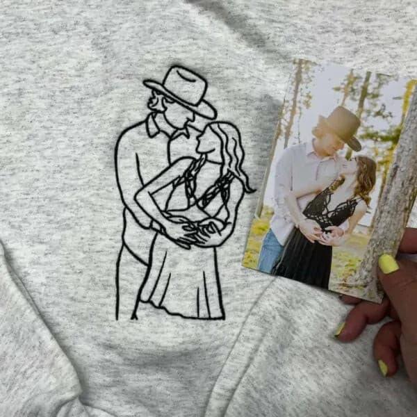 Personalizowany sweter z konturowym rysunkiem pary, idealny prezent dla bliskich