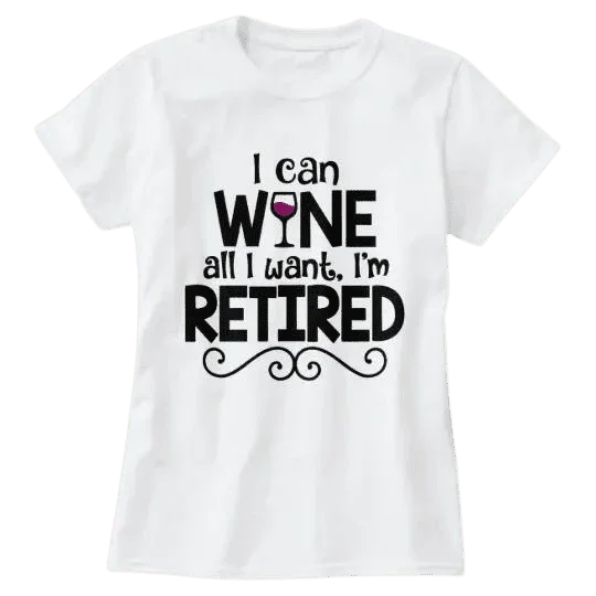 Biała koszulka z napisem 'I can WINE all I want, I'm RETIRED' – idealny prezent personalizowany dla emeryta