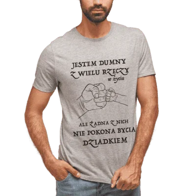 Szary t-shirt z napisem 'Jestem dumny z wielu rzeczy w życiu' – idealny personalizowany prezent