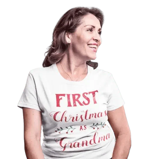Biała koszulka z napisem First Christmas as Grandma, idealny prezent dla babci na pierwsze święta