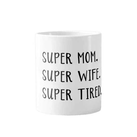 Biała filiżanka z napisem 'Super Mom, Super Wife, Super Tired' – idealny prezent dla mamy